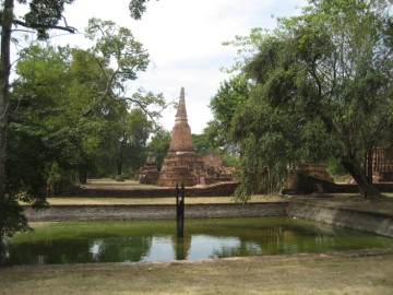 One of the two ponds in front of the vihara