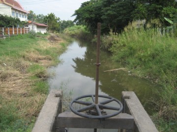 The canal near Wat Na Phra Men end 2008