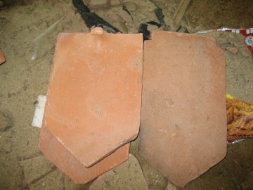 End pointed flat tiles