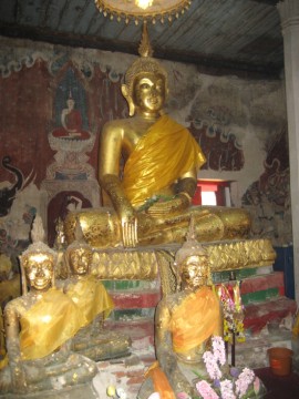 Main Buddha statue in U-Thong style