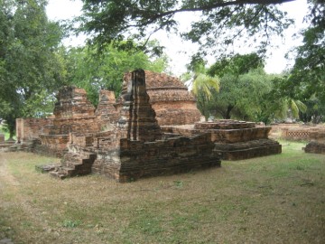 The main chedi and western chedi rai
