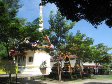 View of the premises of Wat Klang Khlong Sra Bua