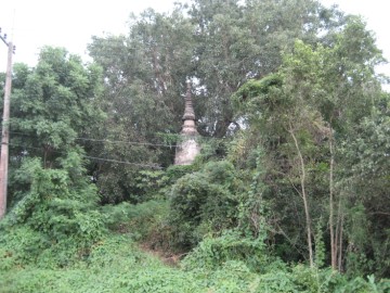 The chedi of Wat Long Thong along Highway # 347