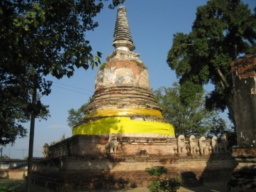Main chedi with stucco lions