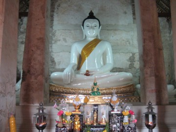 Luang Pho Khao in ubosot