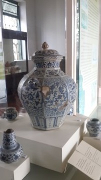 Rare blue and white octagonal jar for lustral water from the Yuan Dynasty period