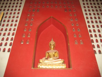 Inside wall of the Vihara Phra Phanan Choeng