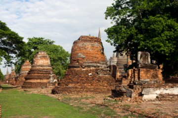 Small vihara and chedi to house the remains  of the former royal family
