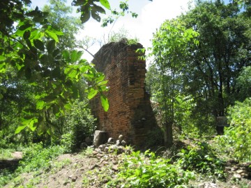 Brick structure at Wat Phraya Kong