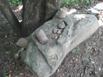 Buddha image fragments in situ