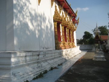 Side wall of the ubosot