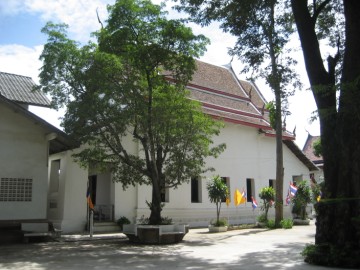 The sermon hall of Wat Pradu Songtham