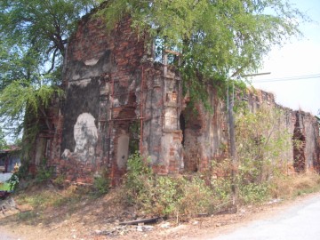 View of a ruined monastic structure of Wat Prasat