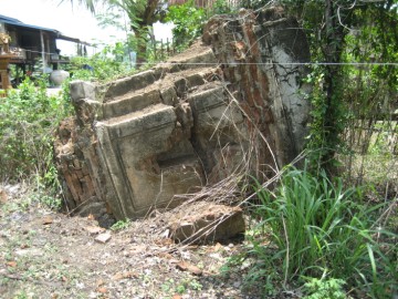 Toppled redented spire