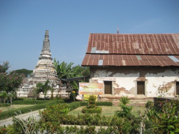 Satellite chedi and vihara