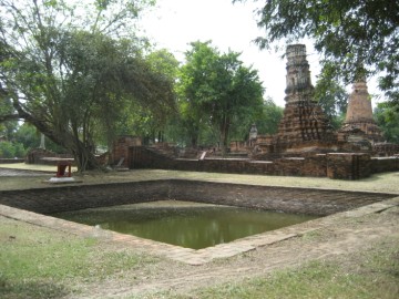 One of the two ponds in front of the vihara