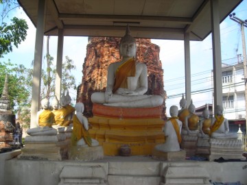 Buddha image in the location of the former vihara