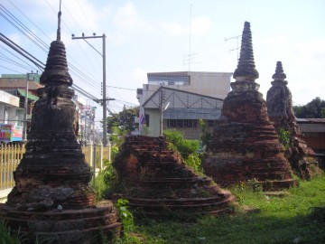 (Satellite chedi on the premises of Wat Tha Sai